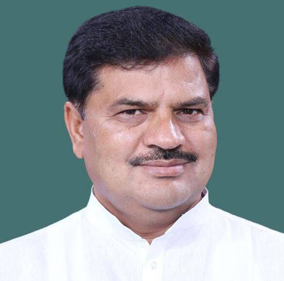 લેટરમાં યશવંત સિંહે લખ્યું છે કે, તે જાટવ સમાજના સાંસદછે. મોદી સરકાર પર આરોપ લગાવતાં કહ્યું છે કે 4 વર્ષમાં 30 કરોડની વસતિ ધરાવતાં દલિત સમાજ માટે પ્રત્યક્ષ રીતે કંઇ કરવામાં આવ્યું નથી. તેમના કહેવા મુજબ અનામતના કારણે જ તેઓ સાંસદ બની શક્યા પરંતુ તેમની યોગ્યતાનો ઉપયોગ થઈ રહ્યો નથી. સાંસદ બન્યા બાદ પીએમ મોદી પાસે અનામત બિલ પાસ કરાવવાની માંગ કરી હતી, જે હજુ સુધી પૂરી થઈ નથી.