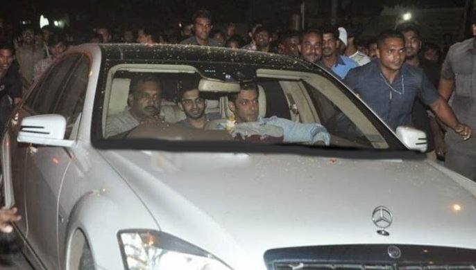 Land Rover Range Rover: સલમાન ખાન ઘણી વખત લેન્ડ રોવર રેન્જ રોવરમાં જોવા મળે છે. આ કારની સૌથી પસંદગીની કાર પૈકીની એક છે. તેની પાસે આ કારનું જૂનું વર્ઝન છે. 