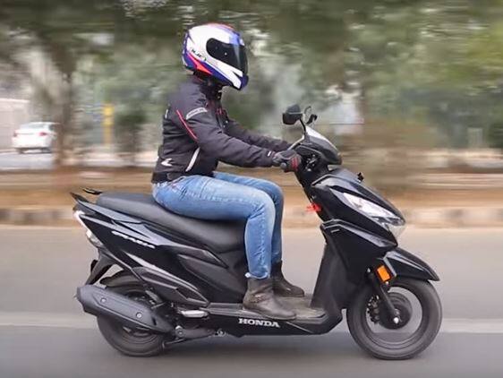 નવી દિલ્હીઃ હોન્ડા મોટરસાઇકલ એન્ડ સ્કૂટર ઈન્ડિયાએ તેના 125 CC એન્જિનવાળા સ્કૂટર હોન્ડા ગ્રાજિયાને લોન્ચ કર્યાના 5 મહિનામાં જ એક લાખથી વદારે યુનિટ્સનું વેચાણ કર્યું છે. કંપનીએ એક નિવેદનમાં કહ્યું છે કે આ ઉપલબ્ધિ તેમણે સ્કૂટર લોન્ટ કર્યાના 5 મહિનામાં જ હાંસલ કરી લીધી છે. કંપનીએ આ મોડલ ગત વર્ષે નવેમ્બરમાં લોન્ચ કર્યું હતું. તેની એક શો રૂમ દિલ્હી કિંમત 58,133 રૂપિયા છે.