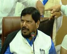 સુરતઃ મોદીના મંત્રીની પ્રેસ કોન્ફરન્સમાં પહોંચ્યા દલિતો, કાળા વાવટા ફરકાવી કર્યો વિરોધ