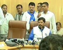 સુરતઃ મોદીના મંત્રીની પ્રેસ કોન્ફરન્સમાં પહોંચ્યા દલિતો, કાળા વાવટા ફરકાવી કર્યો વિરોધ