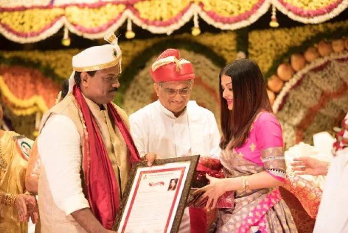 આ ડ્રેસને સાડી સ્ટાઇલમાં ડ્રેપ કરવામાં આવ્યો હતો. ઐશ્વર્યાએ પોતાના લૂકને ગૉલ્ડન ટચ આપ્યો હતો. આ લૂકને વધારે સુંદર બનાવવા માટે ઐશ્વર્યાએ ગૉલ્ડન જ્વેલરી સાથે ગૉલ્ડન બિંદી પણ લગાવી હતી. 