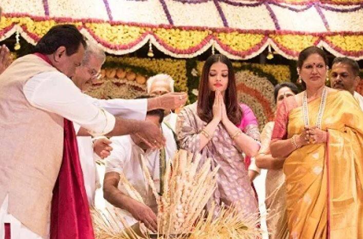 ઐશ્વર્યાની ગણના આજે બોલીવુડની એવી એક્ટ્રેસમાં થાય છે કે જેના ફેન્સ આજે પણ ઘણા લાંબા સમય પછી ફિલ્મમાં વાપસીનો ઇંતજાર કરી રહ્યા છે.ઐશ્વર્યાની ગણના આજે બોલીવુડની એવી એક્ટ્રેસમાં થાય છે કે જેના ફેન્સ આજે પણ ઘણા લાંબા સમય પછી ફિલ્મમાં વાપસીનો ઇંતજાર કરી રહ્યા છે.