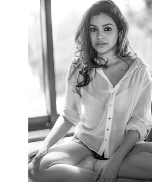 લાઇટ ગ્રીન આઉટફિટમાં તે ઘણી સુંદર જોવા મળી રહી હતી. સુમોના છેલ્લે ડિટેક્ટિવ બેસ્ટ શો 'દેવ'માં જોવા મળી હતી. કપિલ શર્માની સાથે સુમોનાની રોમેન્ટિક કેમિસ્ટ્રીને દર્શકોએ ખૂબ જ પસંદ કરી હતી. 