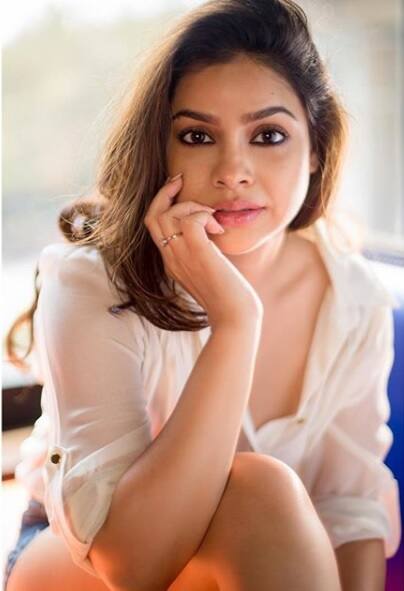 મુંબઈ: 'કોમેડી નાઇટ્સ વિથ કપિલ શર્મા' થી ફેમસ સુમોના ચક્રવર્તીએ હાલમાં એક બોલ્ડ ફોટોશૂટ કરાવ્યું છે. જેમાં તે ખૂબ જ બોલ્ડ અંદાજમાં જોવા મળી રહી છે. સુમોનાએ પોતાના આ ફોટોશૂટની ઘણી તસવીરો ઇસ્ટાગ્રામ ઉપર શેયર કરી છે. 