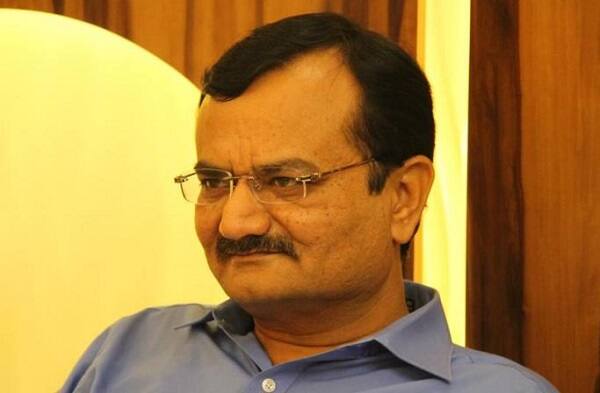 અમદાવાદ: ગુજરાતની ભાજપ સરકારમાં અને સંગઠનમાં મોટા ફેરફાર થઈ રહ્યા છે. કર્ણાટકમાં વિધાનસભા ચૂંટણી પૂર્ણ થાય તેની રાહ જોવામાં આવી રહી છે. કોંગ્રેસ બાદ ભાજપ પ્રદેશ પ્રમુખ પદેથી જીતુ વાઘાણીને હટાવી તેમના સ્થાને વર્તમાન ગૃહ રાજ્યમંત્રી પ્રદીપસિંહ જાડેજાને મૂકવામાં આવશે તેવું સુત્રો દ્વારા જાણવા મળ્યું છે. આ ઉપરાંત ભાજપ પ્રમુખ જીતુ વાઘાણીને મંત્રીમંડળમાં સમાવવામાં આવે તેવી શક્યતા છે. લોકસભાની ચૂંટણીની તૈયારીના ભાગરૂપે આ પરિવર્તન વિચારવામાં આવી રહ્યું હોય તેવી ચર્ચાઓ ચાલી રહી છે.