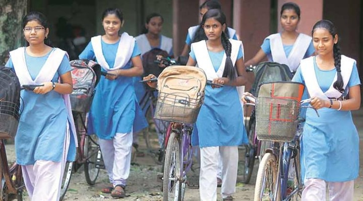 UP School Reopening: Schools from class 6 to 8 open in Uttar Pradesh from today, it is mandatory to follow these conditions UP School Reopening : उत्तर प्रदेश में आज से खुले कक्षा 6 से 8वीं तक के स्कूल, कोरोना गाइडलाइंस का पालन अनिवार्य