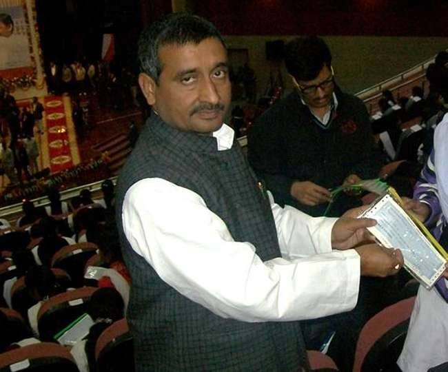  આ મુદ્દે બાંગરમઉથી આરોપી ભાજપનાં ધારાસભ્યનું કહેવું છે કે સ્ક્રિપ્ટ મહિલાનાં પરિવારે ત્રણ દિવસ પહેલા ઉન્નાવમાં રચી હતી. 2002ની ચૂંટણીમાં જ્યારે તે ચૂંટણી લડી રહ્યા હતા ત્યારે એક કિશોરનું અપહરણ થયું ત્યારે પણ મારા પર આરોપ લગાવવામાં આવ્યા હતા. જેમાં બે નિર્દોષ લોકોને ફસાવવામાં આવી રહ્યા હતા, પોલીસે આ મુદ્દે તેને બચાવવાનો પ્રયાસ કરી રહી હતી. ત્યારે આ લોકોને લાગ્યું કે મે તે લોકોની મદદ કરી છે. ભાજપના ધારાસભ્યએ કહ્યું કે, હા હું આખા જિલ્લાનાં નિર્દોષ લોકોની મદદ કરૂ છું. 