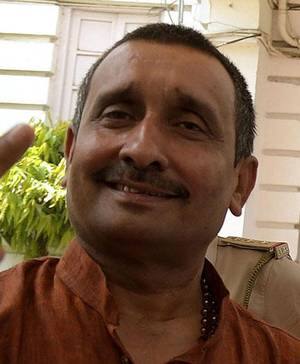  સેંગરે કહ્યું કે, આ લોકોએ સોશ્યલ માધ્યમોથી મને બદનામ કરવાનો પ્રયાસ કર્યો. તમામ સરકારી તંત્રમાં મારી વિરુદ્ધ ફરિયાદ કરી. ગત્ત બે દિવસો તેનાં પરિવારનાં ઝગડામાં પણ મારૂ નામ ઉછાળવામાં આવ્યું છે. હવે આ મુદ્દે પોલીસ તપાસ પણ થઇ ચુકી છે. હવે છેલ્લું હથિયાર બાકી હતું તો તેણે મારા પર બળાત્કારનો આરોપ લગાવીને સીએમ આવાસની બહાર આત્મહત્યાનું નાટક પણ કરી નાખ્યું છે.