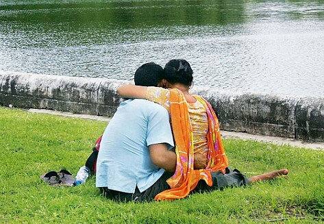 આ અંગેની વિગતો એવી છે કે, દાહોદ જિલ્લાના ટૂંકીજીવી ગામમાં રહેતા 30 વર્ષીય યુવકે તેના જ ફળિયામાં રહેતા પિતરાઇ ભાઈની યુવાન પત્ની સાથે સંબંધ હતા. આ લફરાની જાણ નાના એવા ગામ થઈ જતાં ભારે ચકચાર મચી ગઈ હતી. 