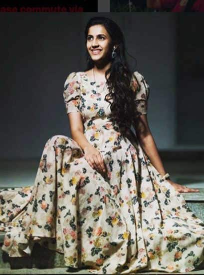 કોણ છે નિહારિકાઃ- 24 વર્ષીય નિહારિકા એક એક્ટર અને પ્રૉડ્યૂસર છે. તે એક્ટર-પ્રૉડ્યૂસર નાગેન્દ્ર બાબુની પુત્રી અને તેલુગુ સુપરસ્ટાર ચિરંજીવીની ભત્રીજી છે. નિહારિકાએ પોતાની કેરિયરની શરૂઆત વર્ષ 2016માં ફિલ્મ Oka Manusu થી કરી હતી. તે પોતાના બેનર 'પિન્ક એલિફન્ટ પિક્ચર્સ' હેઠળ ફિલ્મ પ્રૉડ્યૂસ કરી ચૂકી છે. આ ઉપરાંત નિહારિકા તેલુગુ ડાન્સ રિયાલિટી શૉને હૉસ્ટ પણ કરી ચૂકી છે. 