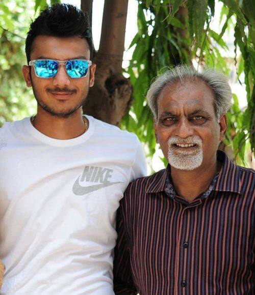 અક્ષર પટેલ તેના પિતા સાથે.