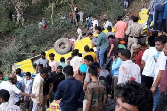 જણાવવામાં આવી રહ્યું છે કે બસમાં 35 બાળકો સવાર હતા. મૃત્યું પામેલા બાળકો નર્સરીથી લઈને પાંચમા ધોરણ સુધીના છે. તમામ બાળકો 10 વર્ષથી ઓછી ઉંમરન છે. તમામ ઘાયલ લોકોને પ્રાઈવેટ હોસ્પિટલ પઠાણકોટ મોકલવામાં આવ્યા છે. રાહત અને બચાવ કાર્ય માટે એનડીઆરએફની ટીમ બોલાવવામાં આવી છે. 