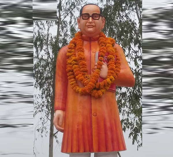 બદાયુઃ ઉત્તરપ્રદેશના મુખ્યમંત્રી યોગી આદિત્યનાથના આદેશ બાદ પણ અહીં બાબા સાહેબ આંબેડકરની મૂર્તિઓની સાથે છેડછાડ કરવાની ઘટનાઓ બંધ થવાનું નામ નથી લેતી. આ વખતે બદાયુ જિલ્લામાં બાબા સાહેબ આંબેડકરની મૂર્તિ પર તોફાની તત્વોએ ભગવા રંગ ચઢાવી દીધો છે. કહેવામાં આવે છે કે 7 એપ્રિલની રાત્રે કોઇ તોફાની તત્વએ બાબા સાહેબની મૂર્તિની સાથે આવી છેડછાડ કરી. આ ઘટના રાજ્યમાં ચર્ચાનો વિષય બની ગઇ છે. 