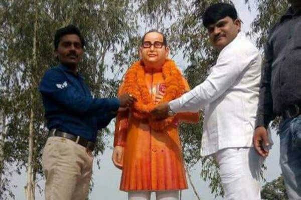 બાબા સાહેબ આંબેડકરની મૂર્તિ પર ભગવો રંગ ચઢાવવાને લઇને લોકો અચરજમાં છે, તો કેટલાક લોકો રોષે ભરાયા છે. આ મામલે વહીવટી અધિકારીઓ અને પોલીસ કંઇપણ કહી નથી રહી.