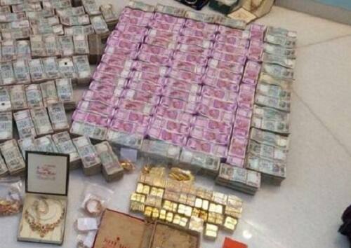 12 કરોડના ભાગ પાડવામાં આવ્યા તેમાં અનંત પટેલ અઢી કરોડ અને ભાજપના નેતાને અઢી કરોડ તેમજ સાત કરોડ રૂપિયા અન્ય એક પોલીસ અધિકારીને આપવામાં આવ્યા હતાં. હવે આ મામલે સીઆઈડી ક્રાઈમ તપાસ કરે છે કે નહીં તે જોવાનું રહ્યું. જો અમરેલી પોલીસનો વહીવટદાર મુંબઈ હવાઈ માર્ગે ગયો હતો કે નહીં તે જાણવા મળે તો પણ બીટકોઈનનું રૂપિયામાં રૂપાંતર થવાની વાતને સમર્થન મળી શકે છે. 