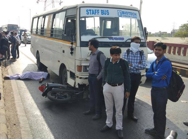 ઘટનાની જાણ થતાં પોલીસ ઘટનાસ્થળે પહોંચી હતી અને વધુ તપાસ હાથ ધરી હતી. સાબરમતી સ્થિત શાંતિવન એપાર્ટમેન્ટમાં રહેતા જોહ્ન વર્ગીસ આજે સવારે બાઇક લઈ આરટીઓ તરફથી ચીમનભાઈ પટેલ બ્રિજ પરથી સાબરમતી તરફ જઈ રહ્યા હતા. બ્રિજ પરથી તેઓ પસાર થઈ રહ્યા હતા, ત્યારે યુ ટર્ન લેવા જતાં હતા, ત્યારે આ અકસ્માત સર્જાયો હતો. 