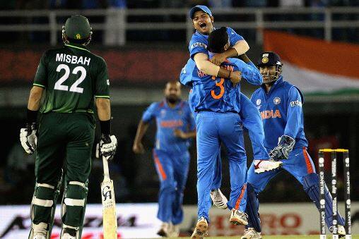 એશિયા કપમાં આઈસીસીના પૂર્ણ સભ્યો ભારત, પાકિસ્તાન, શ્રીલંકા, બાંગ્લાદેશ અને અફઘાનિસ્તાન ઉપરાંત અન્ય એક ટીમ ભાગ લેશે. આ રીતે કુલ 6 ટીમો એશિયા કપમાં રમશે. છઠ્ઠી ટીમનો નિર્ણય પ્લેઓફ દ્વારા કરવામાં આવશે. પ્લેઓફ મુકાબલો યુએઈ, હોંગકોંગ, નેપાળ અને ઓમાન વચ્ચે રમાશે.