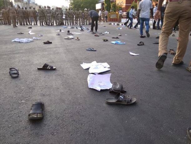 પ્રદર્શનકારીઓની પોલીસે અટકાયત કરી હતી.