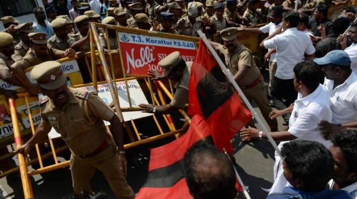 પ્રદર્શનકારીઓએ ચેન્નાઇ સુપર કિંગ્સની પીળી જર્સીઓ બાળીને વિરોધ નોંધાવ્યો હતો. તામિઝાગા વાઝવુરિમાઇ કાટચી જેવા તામિલ સમર્થક સંગઠનોએ આઇપીએલનો બહિષ્કાર કરવાની ચિમકી આપી છે. આ સંગઠનોનો દાવો છે કે કાવેરી મુદ્દે ચાલી રહેલા દેખાવોથી લોકોનું ધ્યાન હટાવવા માટે ચેન્નાઇમાં આઇપીએલની મેચનું આયોજન કરવામાં આવ્યું છે.