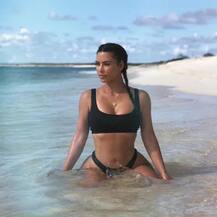 કિમ કર્દાશિયને સનબાથ લેતા પૉસ્ટ કરી આવી એકદમ HOT તસવીરો