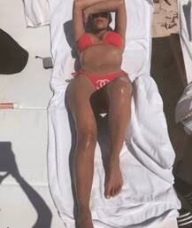 કિમ કર્દાશિયને સનબાથ લેતા પૉસ્ટ કરી આવી એકદમ HOT તસવીરો