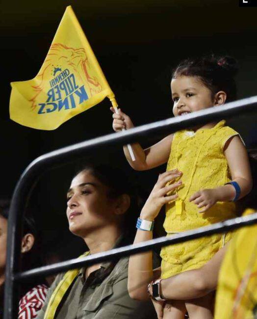 ચેન્નઇ સુપર કિંગ્સને સપોર્ટ કરતી ધોનીની દીકરી.