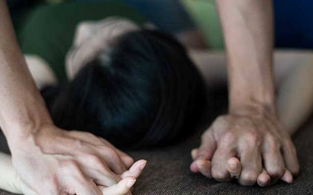 માંડવી પોલીસે આરોપી રણજીત સામે ગુનો નોંધી વધુ તપાસ માંડવી પીઆઈ એમ.આર.ગામીતે હાથ ધરી છે. જેના પર બળાત્કાર અને સૃષ્ટી વિરૂધની ફરિયાદ નોંધાઇ છે તે આરોપીનું નામ રણજીત ગામીત છે. પોલીસે આરોપીને પકડવા તજવીજ હાથ ધરી હોવાનું જાણવા મળ્યું છે.