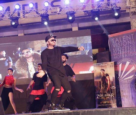 હની સિંહે ઇન્સ્ટાગ્રામ પર એક પોસ્ટમાં તબલા પ્રેમ વ્યક્ત કર્યો છે. તેણે સોશિયલ મીડિયા પર મ્યૂઝિકલ સેશનની ઝલક શેર કરી છે. જેમાં તે ભત્રીજા સાથે તબલા વગાડતો નજરે પડી રહ્યો છે.