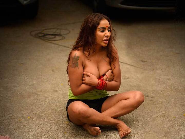 ઉલ્લેખનીય છે કે, રેડ્ડીએ એવો પણ આક્ષેપ કર્યો છે કે, તેલુગુ ફિલ્મોના ટોચના નિર્માતાનો પુત્ર તેને સ્ટુડિયોમાં બોલાવી તેની સાથે સેક્સ માણતો હતો. નિર્માતાનો પુત્ર કામના બહાને સ્ટુડિયોમાં બોલાવતો હતો અને ત્યાં એકલતાનો લાભ લઈને એક્ટ્રેસને પરાણે પોતાની સાથે સેક્સ માણવાની ફરજ પાડતો. તેની પાસે નિર્માતાના પુત્ર સાથેની અંગત પળોના ફોટા પણ છે અને યોગ્ય સમયે હું તેનું નામ પણ જાહેર કરીશ. 