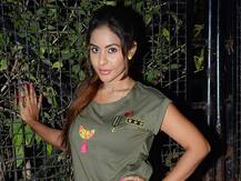 જાહેરમાં ટોપલેસ થનારી એક્ટ્રેસને બોલાવીને મકાન માલિકે શું કહ્યું?