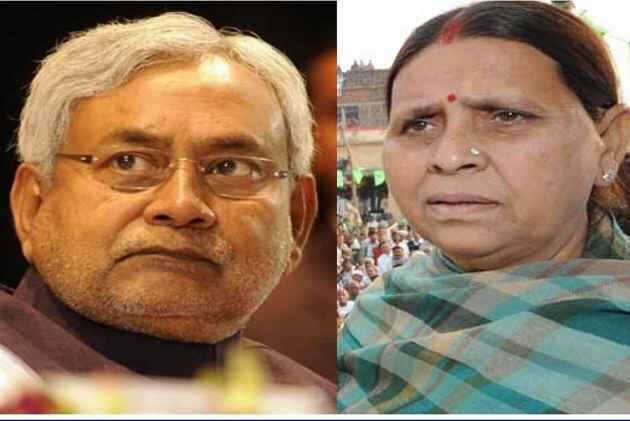 પટનાઃ આરજેડી સુપ્રીમો લાલુ પ્રસાદ યાદવની પત્ની અને બિહારના પૂર્વ મુખ્યમંત્રી રાબડી દેવી પોતાના ઘર પર તૈનાત પોલીસ જવાનો-કમાન્ડોને પાછા બોલાવવાના રાજ્ય સરકારના નિર્ણય પર ભડકી. રાબડીએ નીતિશ સરકાર પર પોતાને અને તેના પરિવારની હત્યાના કાવતરાનો આરોપ લગાવ્યો છે.