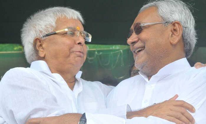 રાબડી દેવીએ કહ્યું લાલુજી જેલમાં છે અને તેમની તબિયત રોજ ખરાબ થઈ રહી છે. કોઈને નથી ખબર કે તે ખરેખર બિમાર છે કે તેમને દવાઓ આપીને મારવાનો પ્રયત્ન કરવામાં આવી રહ્યો છે. તેમનું શુગર લેવલ વધી રહ્યું છે. અમે સરકાર પર કેવી રીતે વિશ્વાસ કરીએ.