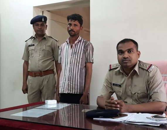 છોટાઉદેપુર તાલુકાના ડોલરીયા ગામ પાસેના સુકેટ કોતરમાંથી ગઇકાલે યુવાનનું ગળુ કપાયેલી હાલતમાં લાશ મળી આવી હતી. તપાસ કરતાં મૃતક યુવકનું નામ રેસીંગભાઈ કેશવલાલ ધાણુક (ઉ.વ.20) હોવાનું જાણવા મળ્યું હતું. યુવક ઉગકમણી ફળિયામાં ડોલરીયા ખાતે રહેતો હતો. 