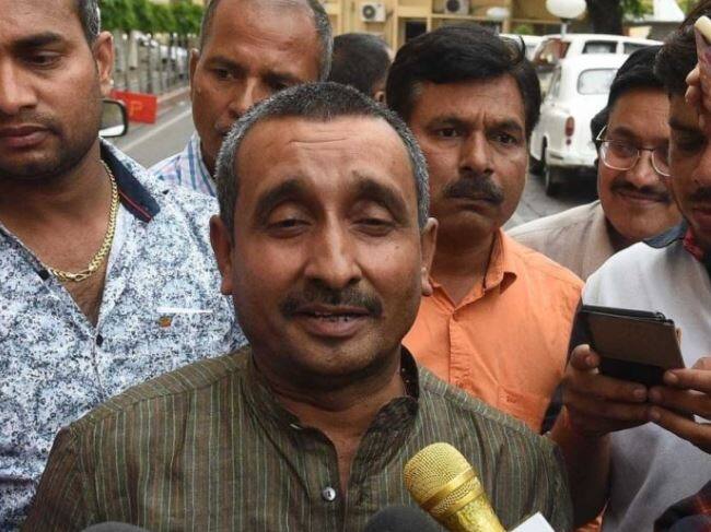 આ ઉપરાંત ઉન્નાવ જિલ્લા હોસ્પિટલના CMS અને EMOને પણ સસ્પેન્ડ કરી દેવામાં આવ્યો છે. યોગ્ય સારવાર નહીં કરવાના આરોપમાં ત્રણ ડોક્ટરો સામે અનુશાસનના ભાગરૂપે કાર્યવાહી કરવામાં આવશે. સફીપુરના સીઓને પણ સસ્પેન્ડ કરવાનો ફેંસલો લેવામાં આવ્યો છે.