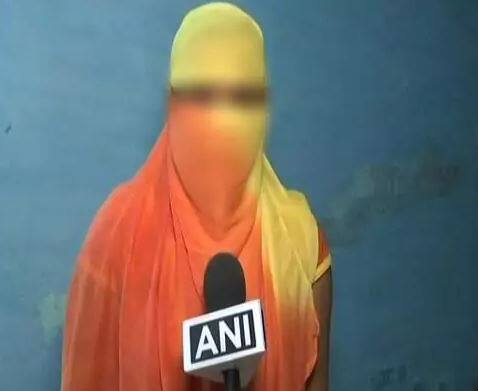 બુધવારે રાતે બીજેપીના ધારાસભ્ય કુલદીપ સેંગર લખનઉમાં એસએસપી ઓફિસે તેમના અનેક સમર્થકો સાથે ગાડીઓનો મોટો કાફલો લઈને પહોંચ્યા હતા. જ્યાંથી તેઓ સરેન્ડર કર્યા વગર જ પરત ફર્યા હતા.