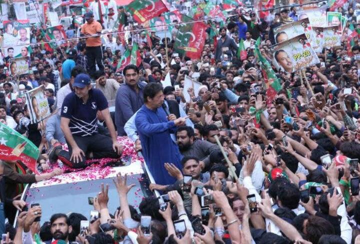 આ તસવીરનો ન માત્ર પાકિસ્તાનમાં રહેતા હિન્દુઓ વિરોધ કરી રહ્યા છે પરંતુ પાકિસ્તાની સંસદમાં પણ તેને લઇ જોરદાર હંગામો થયો છે. પાકિસ્તાની સંસદે મામલાની તપાસ એજન્સીને સોંપી હોવાનું કહેવાય છે.