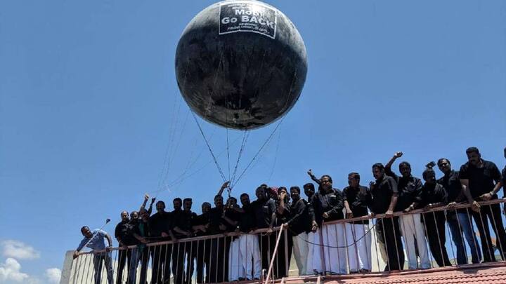 નવી દિલ્લીથી એક વિશેષ વિમાન મારફત ચેન્નઈ પહોંચેલા પ્રધાનમંત્રી નરેંદ્ર મોદીનું એરપોર્ટ પર કેંદ્રીય મંત્રી નિર્મલા સીતારમણ, પોન રાધાકૃષ્ણ, રાજ્યપાલ બનવારીલાલ પુરોહિત, મુખ્યમંત્રી ઈ પલાનીસ્વામી, ઉપ મુખ્યમંત્રી ઓ. પન્નીરસેલ્વમ અને મુખ્ય સચિવ ગિરિજા વેદ્યનાથને સ્વાગત કર્યું હતું. ચેન્નઈમાં લોકોએ નરેંદ્ર મોદીના વિરોધમાં કાળા ફૂગ્ગા ઉડાવ્યા, જેના પર મોદીી ગો બેકના નારા લખ્યા હતા. 