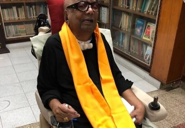 કરૂણાનિધિએ વિરોધના સમર્થનમાં કાળા રંગના કપડા પહેર્યા અને જનતાની સામે આવ્યા હતા.