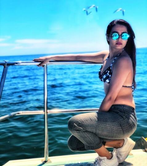 બોલિવૂડ એક્ટ્રેસ સુરવિન ચાવલા ફિલ્મ હેટ સ્ટોરી 2થી જાણીતી બની હતી જેમાં તેણે જય ભાનુશાળી સાથે હોટ સીન આપ્યા હતા. 