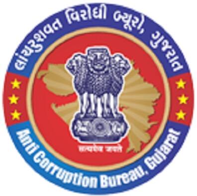 ACBનાં આ દરોડામાં ગુજરાત જમીન વિકાસ નિગમમાં ફરજ બજાવતા ક્લાસ વન અધિકારી કે.સી.પરમાર સકંજામાં આવી ગયા છે. ACBની ટીમના જણાવ્યાં મુજબ અંદાજે 55 લાખની રોકડ રકમ હાથ લાગી છે. 