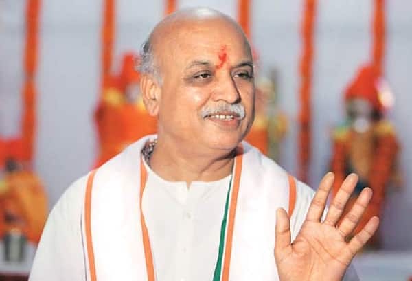 નવી દિલ્હી: અયોધ્યામાં રામમંદિરની માગણી સાથે 32 વર્ષથી દેશમાં આંદોલન ચલાવતા વિશ્વ હિન્દુ પરિષદને સરકારી સંગઠન બનાવવા કેન્દ્ર ષડયંત્ર કરી રહ્યું હોવાનો આક્ષેપ પરિષદના આંતરરાષ્ટ્રીય કાર્યકારી અધ્યક્ષ ડો. પ્રવીણ તોગડિયાએ કર્યો હતો. તેમણે જણાવ્યું હતું કે, સર્વસંમતિના બદલે પરિષદના 52 વર્ષના ઇતિહાસમાં પહેલીવાર અધ્યક્ષ પદ માટે 14 એપ્રિલે ચૂંટણી થઈ રહી છે.