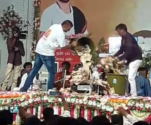 દ્વારકા: દેવભૂમિ દ્વારકા જિલ્લાના લાંબા ગામે ભાગવત સપ્તાહમાં યોજાયેલ એક ડાયરાના કાર્યક્રમમાં પૈસાનો વરસાદ નહીં પણ ડોલ ભરી ભરીને કલાકાર પર ઠાલવ્યા હતાં. ડોલ ભરીને રૂપિયા ભજનીક પર ઠાલવવામાં આવ્યા હતાં. જે જોઈને સૌ કોઈ સ્તંબ્ધ થઈ ગયા હતાં. 