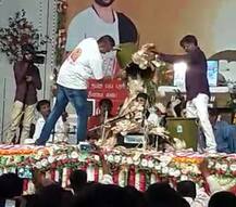 દ્વારકા: ડાયરામાં થયો રૂપિયાનો વરસાદ, કલાકારો પર ડોલ ભરીને રૂપિયા ઠાલવતાં લોકો થયાં સ્તબ્ધ