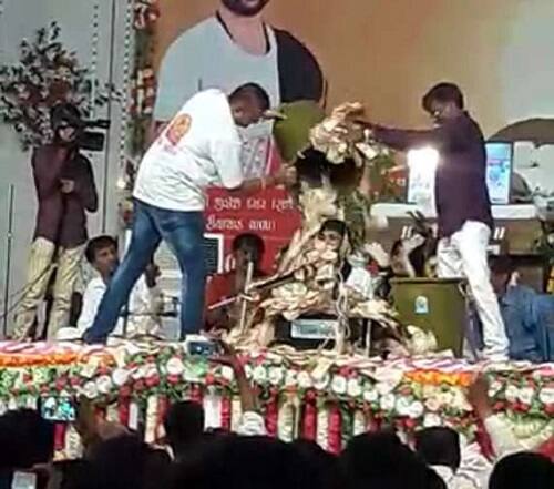 ડોલ ભરીને ઠાલવવામાં આવેલ રૂપિયાના દ્રશ્યો જોઈ ડાયરામાં ઉપસ્થિત લોકો પણ આશ્ચર્યચકિત થઈ ગયા હતાં. કલાકાર રૂપિયાના ઢગલામાં દટાઈ ગયા હતા.