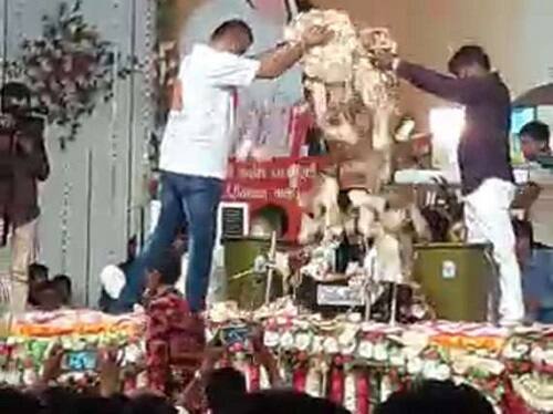 જે સપ્તાહ દરમિયાન લોકડાયરાનું પણ આયોજન કરવામાં આવ્યું હતું. જેમાં કલાકાર રાજભા ગઢવી અને સંગીતા લાબડીયાએ ભજનો અને લોકગીતોની રમઝટ બોલાવી હતી. 