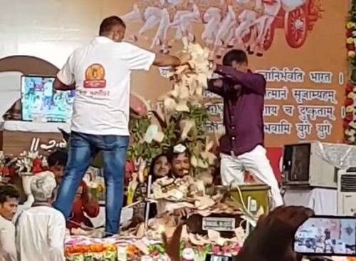 આ લોક ડાયરામાં રાજભા ગઢવીનાં ભજન પર પૈસાનો વરસાદ વરસ્યો હતો. લોકો ડોલ ભરી ભરીને રાજભા ગઢવી પર ઢાલવી રહ્યા હતા. 