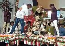 દ્વારકા: ડાયરામાં થયો રૂપિયાનો વરસાદ, કલાકારો પર ડોલ ભરીને રૂપિયા ઠાલવતાં લોકો થયાં સ્તબ્ધ