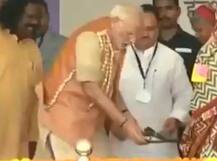 સભામાં મંચ પર મોદીએ સ્વયં નમીને આદિવાસી મહિલાને પહેરાવી ચપ્પલ, જુઓ તસવીરો