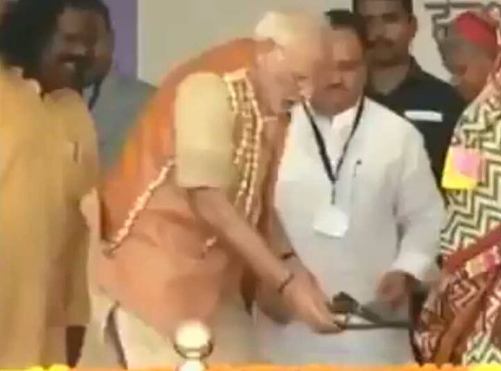 PM મોદીએ ચરણ પાદૂકા સ્કીમ અંતર્ગત આદિવાસી મહિલાને ચપ્પલ પહેરાવી હતી. 